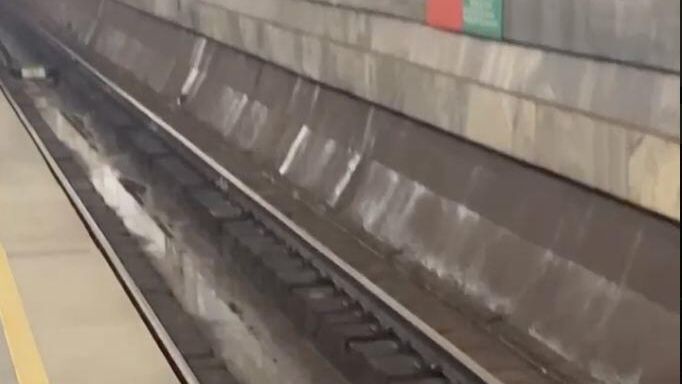 Станцию метро Олимпийская в Киеве начинает затапливать. Кадр очевидца Станцию метро Олимпийская в Киеве начинает затапливать. Кадр очевидца - РИА Новости, 1920, 11.12.2023