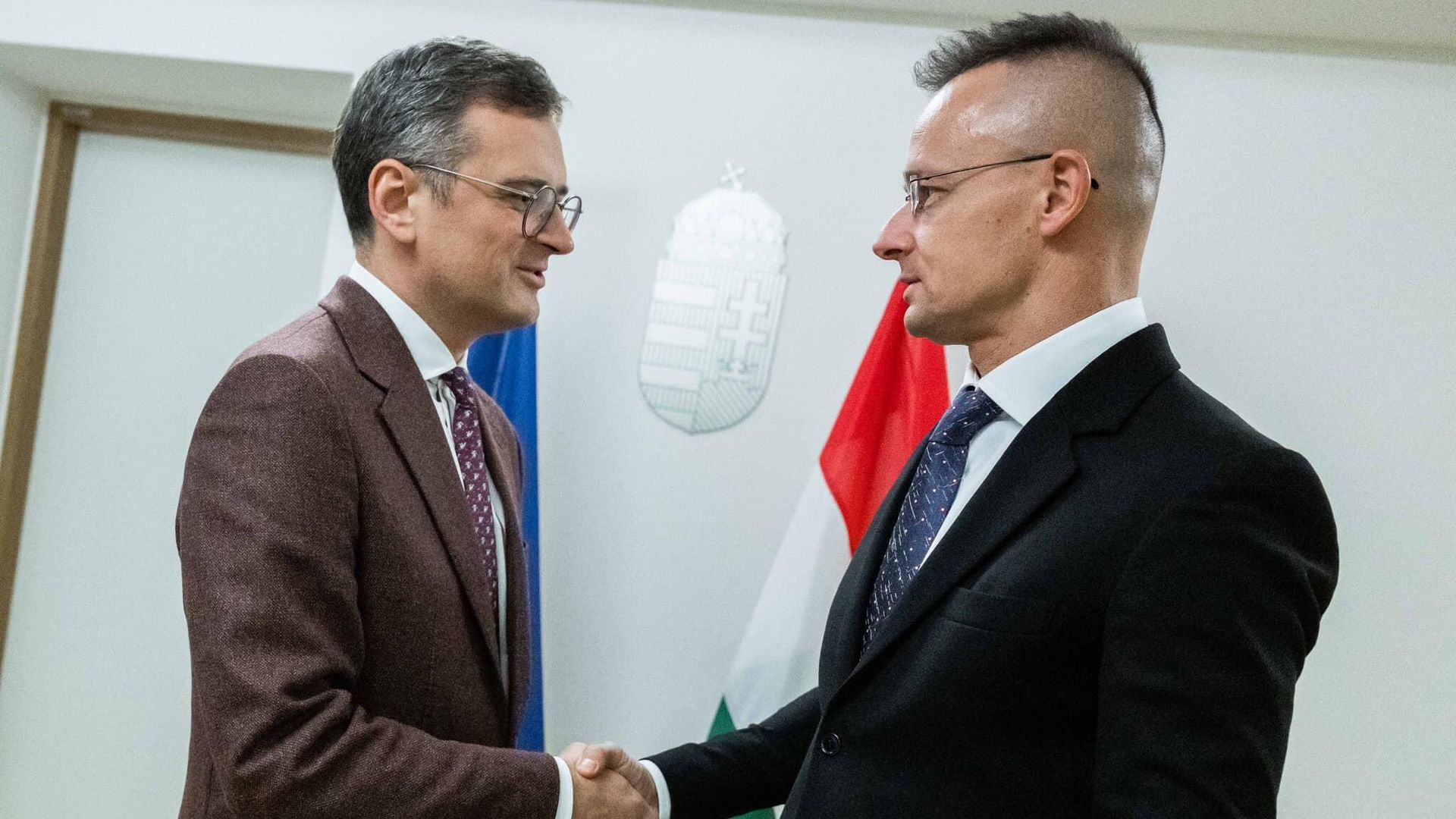 Главы МИД Венгрии и Украины Петер Сийярто и Дмитрий Кулеба во время встречи в Брюсселе. 11 декабря 2023 - РИА Новости, 1920, 11.12.2023