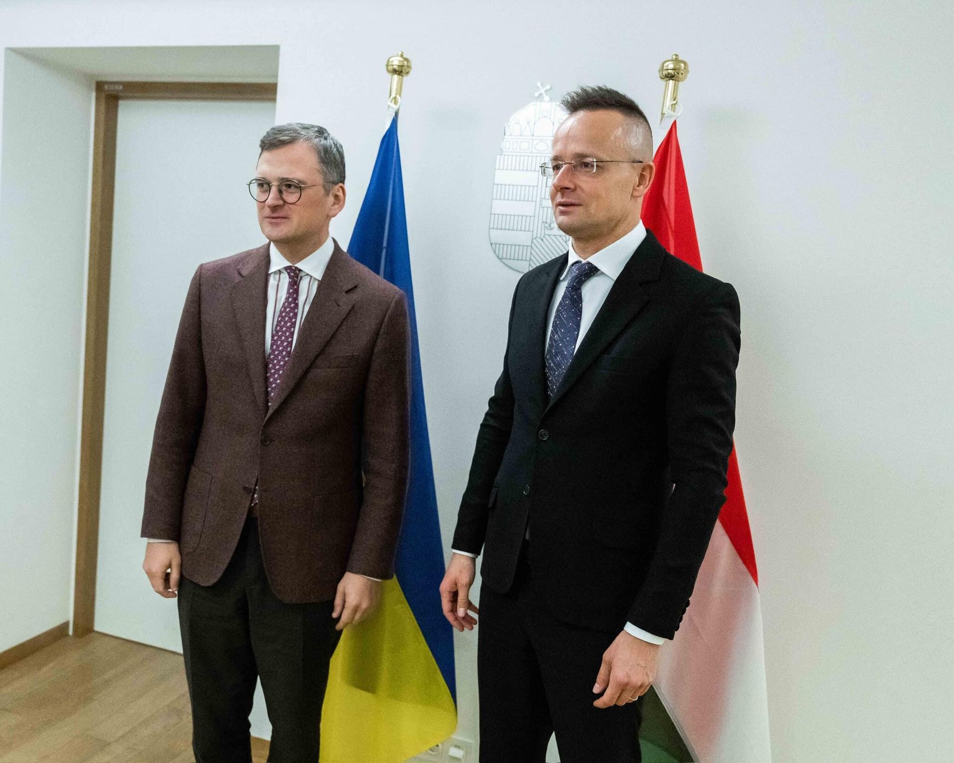 Главы МИД Венгрии и Украины Петер Сийярто и Дмитрий Кулеба во время встречи в Брюсселе - РИА Новости, 1920, 30.01.2024