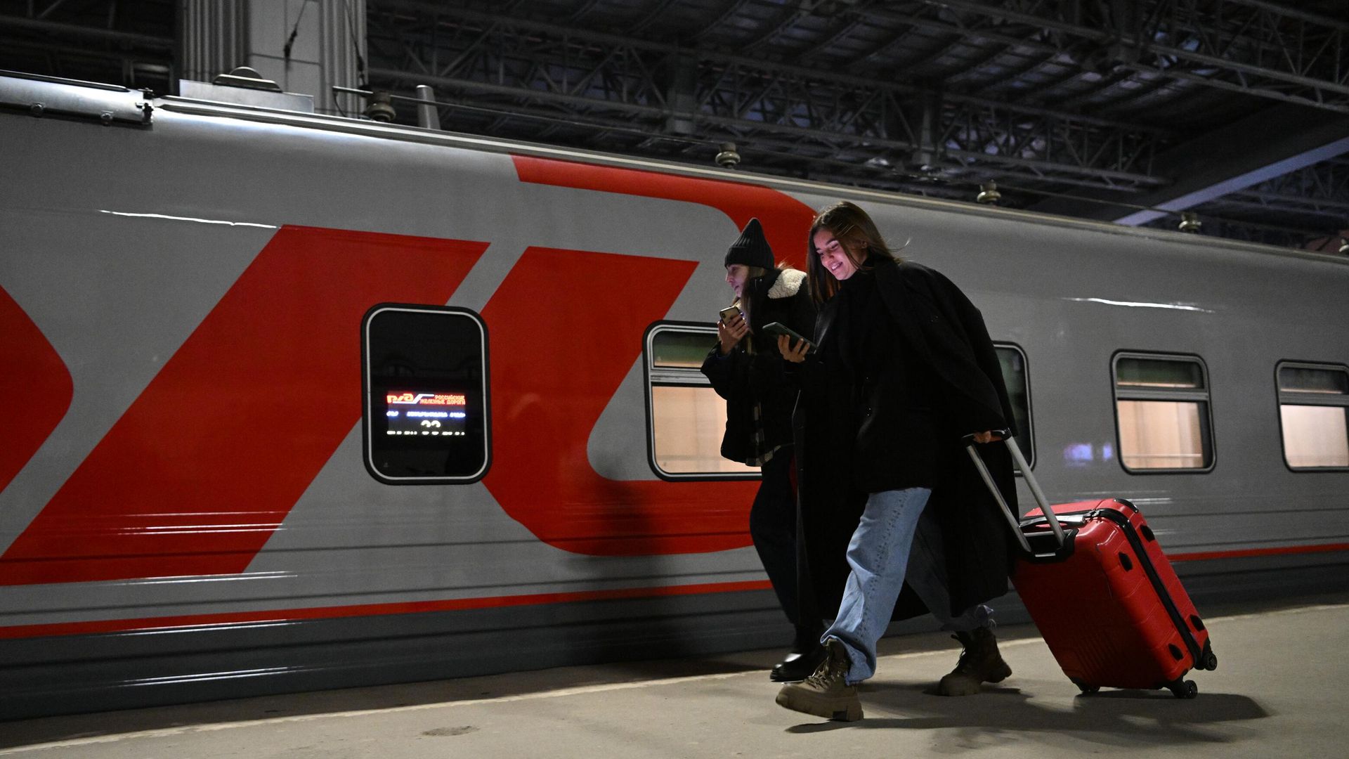 Пассажиры на перроне Казанского вокзала перед отправкой первого поезда по туристическому маршруту В Сибирь Пассажиры на перроне Казанского вокзала перед отправкой первого поезда по туристическому маршруту В Сибирь - РИА Новости, 1920, 12.12.2023