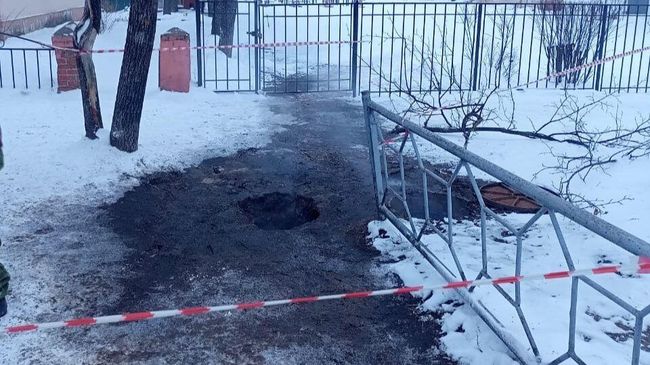 Место происшествия, где несколько школьников провалились в яму, образовавшуюся после прорыва теплотрассы в Ивановской области. 12 декабря 2023 Место происшествия, где несколько школьников провалились в яму, образовавшуюся после прорыва теплотрассы в Ивановской области. 12 декабря 2023