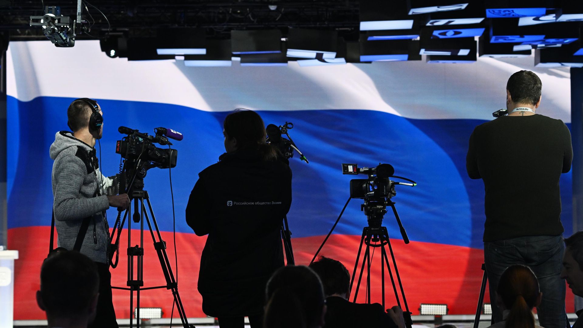 Представители СМИ на фоне флага Российской Федерации Представители СМИ на фоне флага Российской Федерации - РИА Новости, 1920, 22.12.2023