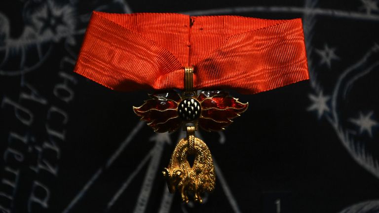 Знак ордена Золотого руна австрийской ветви, представленный на выставке Под знаком зодиака в Историческом музее в Москве. На выставке представлены уникальные памятники, демонстрирующие знаки зодиака и их трактовку Знак ордена Золотого руна австрийской ветви, представленный на выставке Под знаком зодиака в Историческом музее в Москве. На выставке представлены уникальные памятники, демонстрирующие знаки зодиака и их трактовку