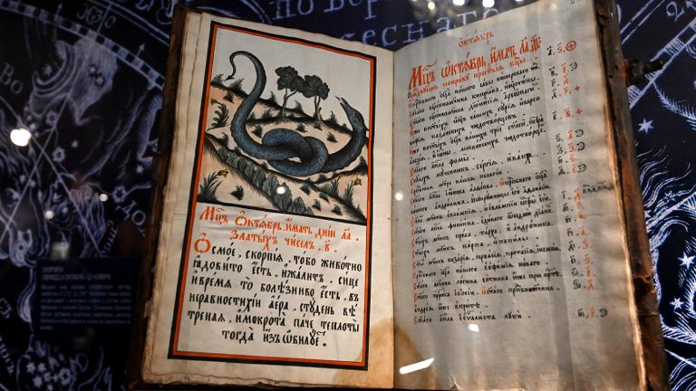 Сборник печатный с рукописным месяцесловом со знаками зодиака, представленный на выставке Под знаком зодиака в Историческом музее в Москве. На выставке представлены уникальные памятники, демонстрирующие знаки зодиака и их трактовку Сборник печатный с рукописным месяцесловом со знаками зодиака, представленный на выставке Под знаком зодиака в Историческом музее в Москве. На выставке представлены уникальные памятники, демонстрирующие знаки зодиака и их трактовку