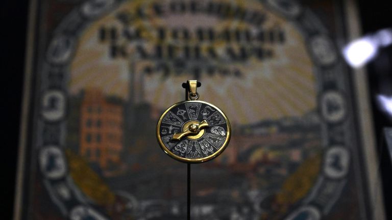Брошь-подвеска со знаками зодиака, представленная на выставке Под знаком зодиака в Историческом музее в Москве. На выставке представлены уникальные памятники, демонстрирующие знаки зодиака и их трактовку Брошь-подвеска со знаками зодиака, представленная на выставке Под знаком зодиака в Историческом музее в Москве. На выставке представлены уникальные памятники, демонстрирующие знаки зодиака и их трактовку