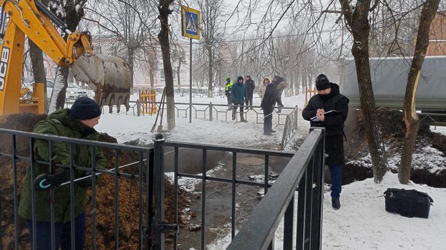 На улице Пушкина в городе Южа пятеро несовершеннолетних провалились в образовавшийся из-за аварии трубопровода провал грунта возле люка На улице Пушкина в городе Южа пятеро несовершеннолетних провалились в образовавшийся из-за аварии трубопровода провал грунта возле люка