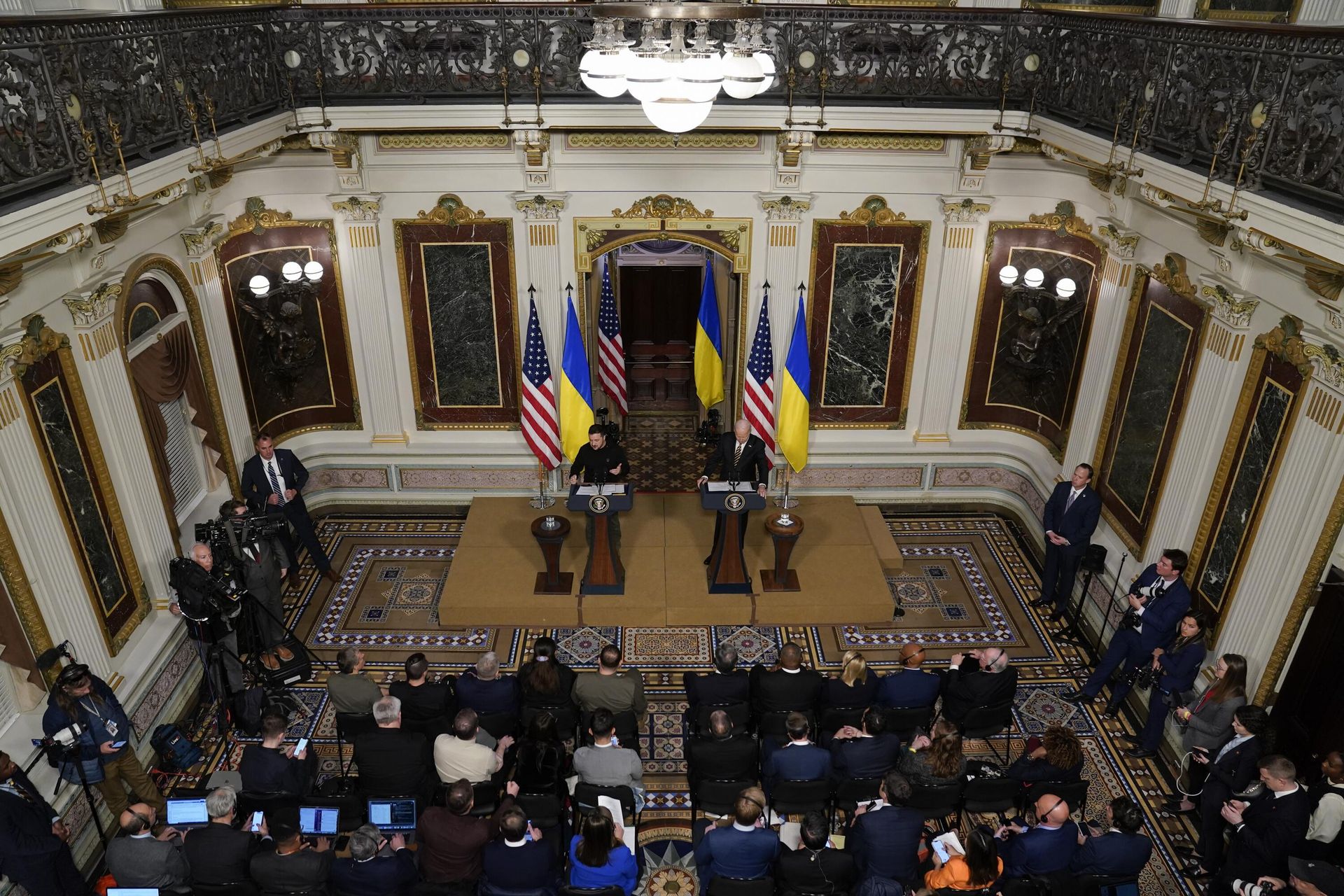 Президент США Джо Байден и президент Украины Владимир Зеленский проводят пресс-конференцию в Белом доме Президент США Джо Байден и президент Украины Владимир Зеленский проводят пресс-конференцию в Белом доме - РИА Новости, 1920, 13.12.2023