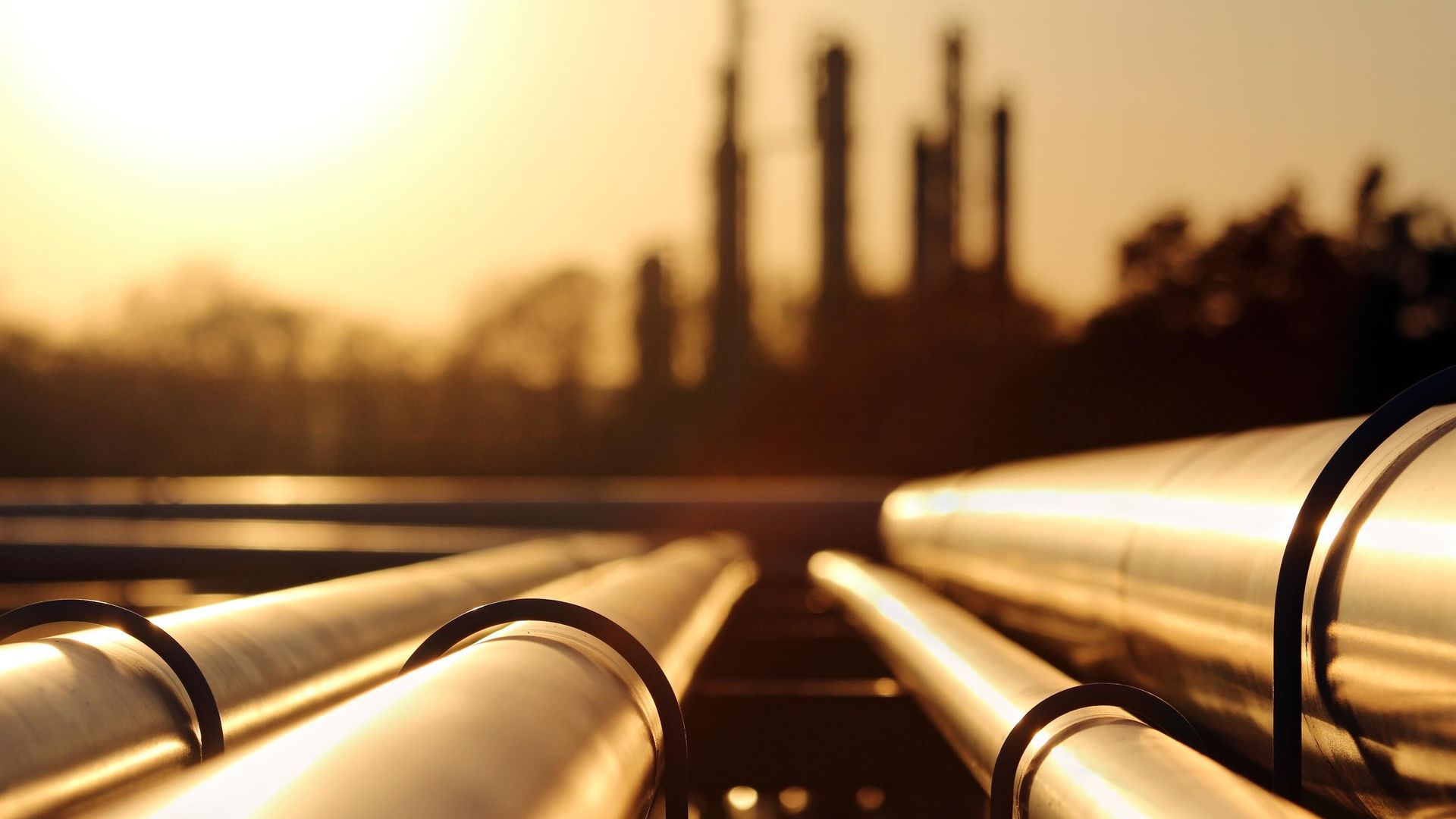 Нефтеперерабатывающий завод с системой трубопроводов Нефтеперерабатывающий завод с системой трубопроводов - РИА Новости, 1920, 14.12.2023
