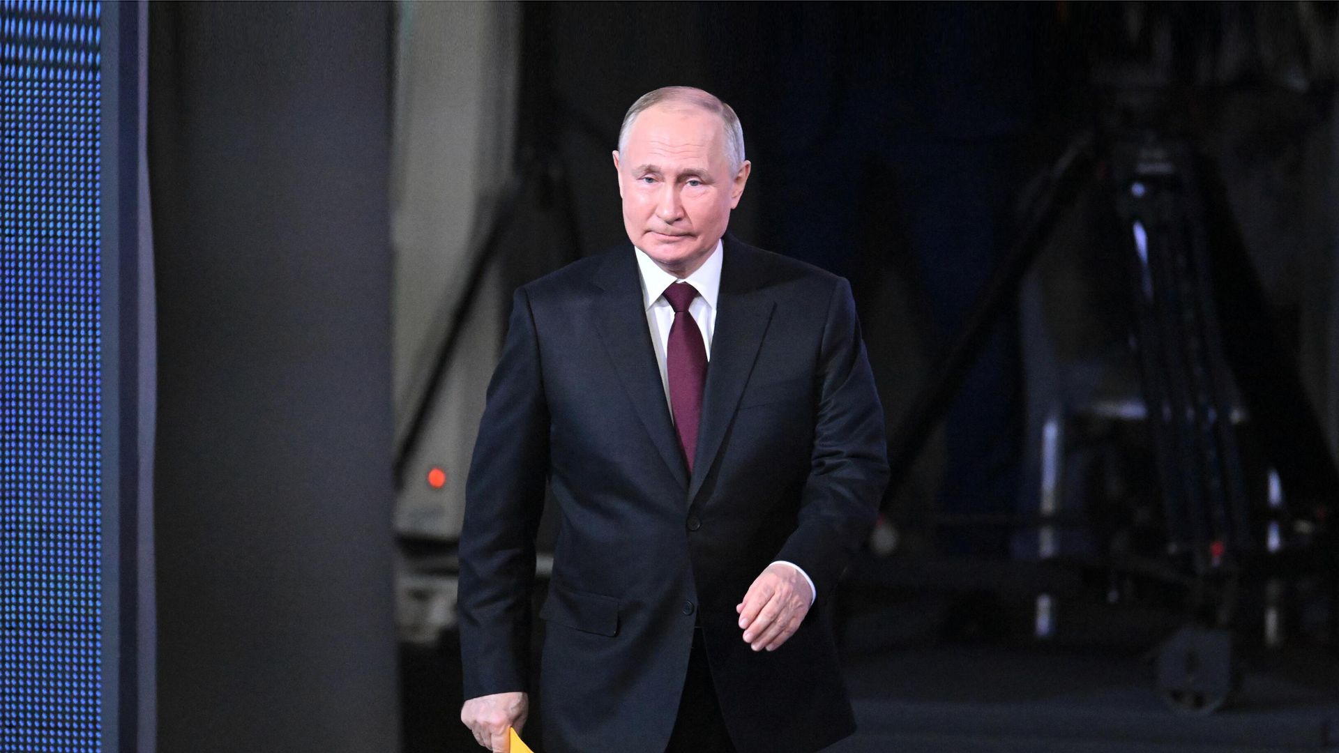 Президент РФ Владимир Путин перед началом совместной прямой линии с гражданами и большой пресс-конференции с журналистами в Гостином дворе Президент РФ Владимир Путин перед началом совместной прямой линии с гражданами и большой пресс-конференции с журналистами в Гостином дворе - РИА Новости, 1920, 14.12.2023