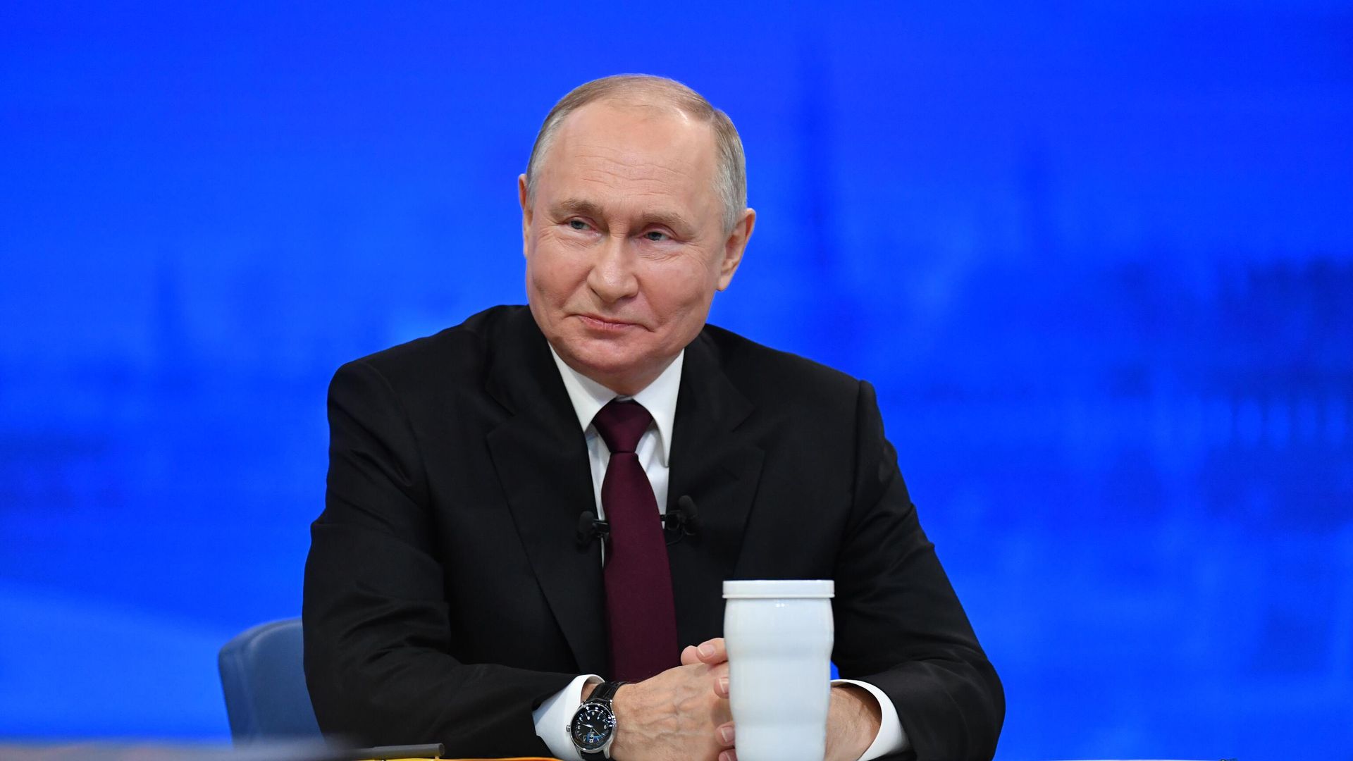 Президент РФ Владимир Путин проводит совместную прямую линию с гражданами и большую пресс-конференцию с журналистами в Гостином Дворе Президент РФ Владимир Путин проводит совместную прямую линию с гражданами и большую пресс-конференцию с журналистами в Гостином Дворе - РИА Новости, 1920, 15.12.2023
