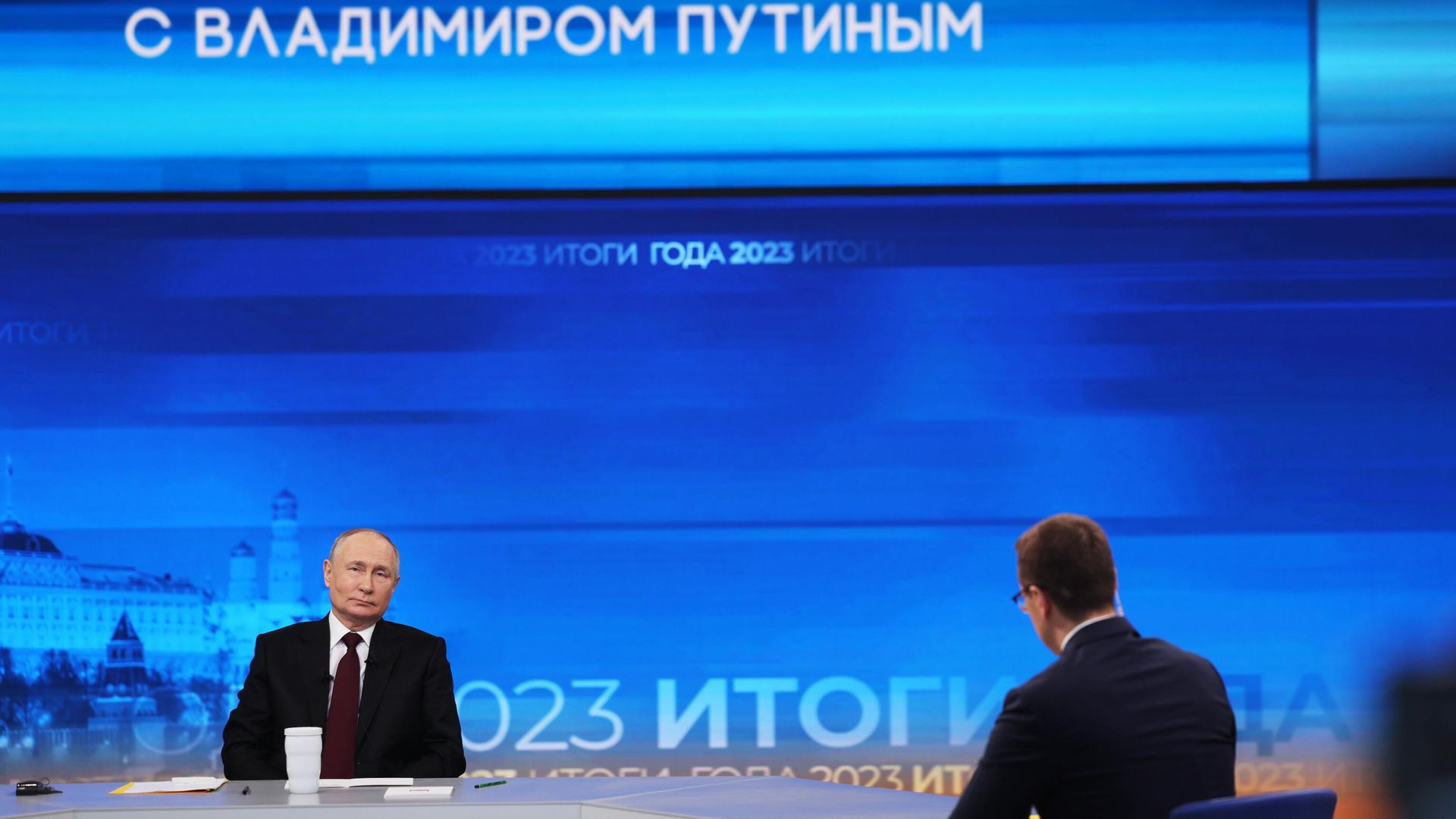 Президент России Владимир Путин проводит совместную прямую линию с гражданами и большую пресс-конференцию с журналистами в Гостином Дворе Президент России Владимир Путин проводит совместную прямую линию с гражданами и большую пресс-конференцию с журналистами в Гостином Дворе - РИА Новости, 1920, 14.12.2023