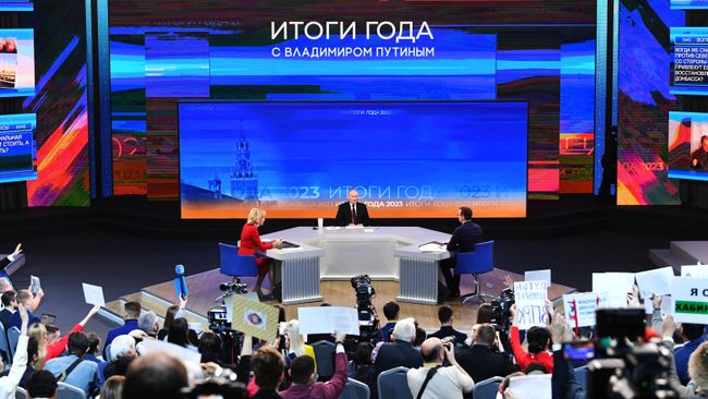 Президент РФ Владимир Путин проводит совместную прямую линию с гражданами и большую пресс-конференцию с журналистами в Гостином Дворе