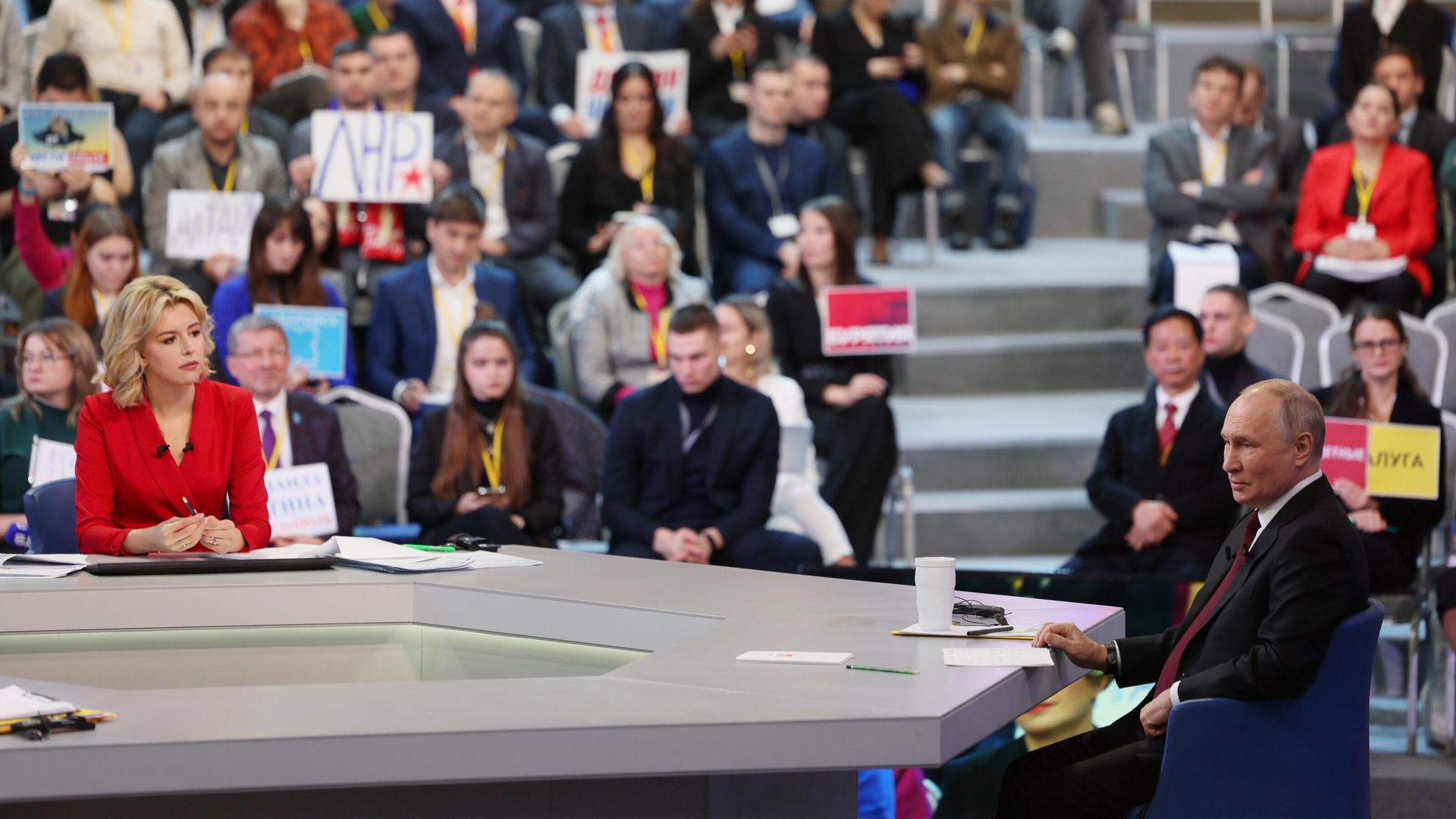 Президент РФ Владимир Путин проводит совместную прямую линию с гражданами и большую пресс-конференцию с журналистами в Гостином Дворе Президент РФ Владимир Путин проводит совместную прямую линию с гражданами и большую пресс-конференцию с журналистами в Гостином Дворе - РИА Новости, 1920, 14.12.2023