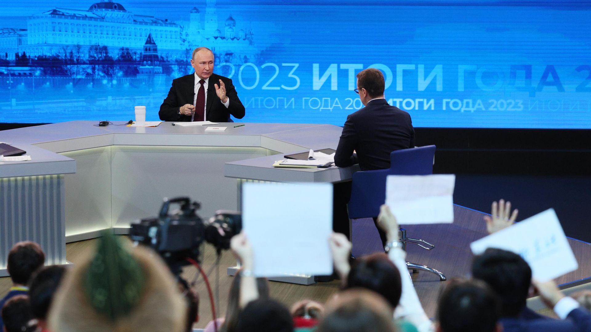 Президент РФ Владимир Путин проводит совместную прямую линию с гражданами и большую пресс-конференцию с журналистами в Гостином дворе Президент РФ Владимир Путин проводит совместную прямую линию с гражданами и большую пресс-конференцию с журналистами в Гостином дворе - РИА Новости, 1920, 14.12.2023