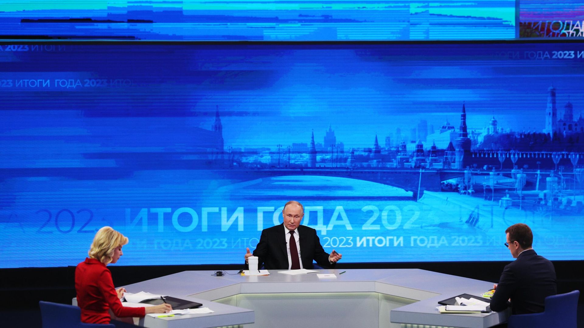 Президент России Владимир Путин проводит совместную прямую линию с гражданами и большую пресс-конференцию с журналистами в Гостином Дворе Президент России Владимир Путин проводит совместную прямую линию с гражданами и большую пресс-конференцию с журналистами в Гостином Дворе - РИА Новости, 1920, 14.12.2023