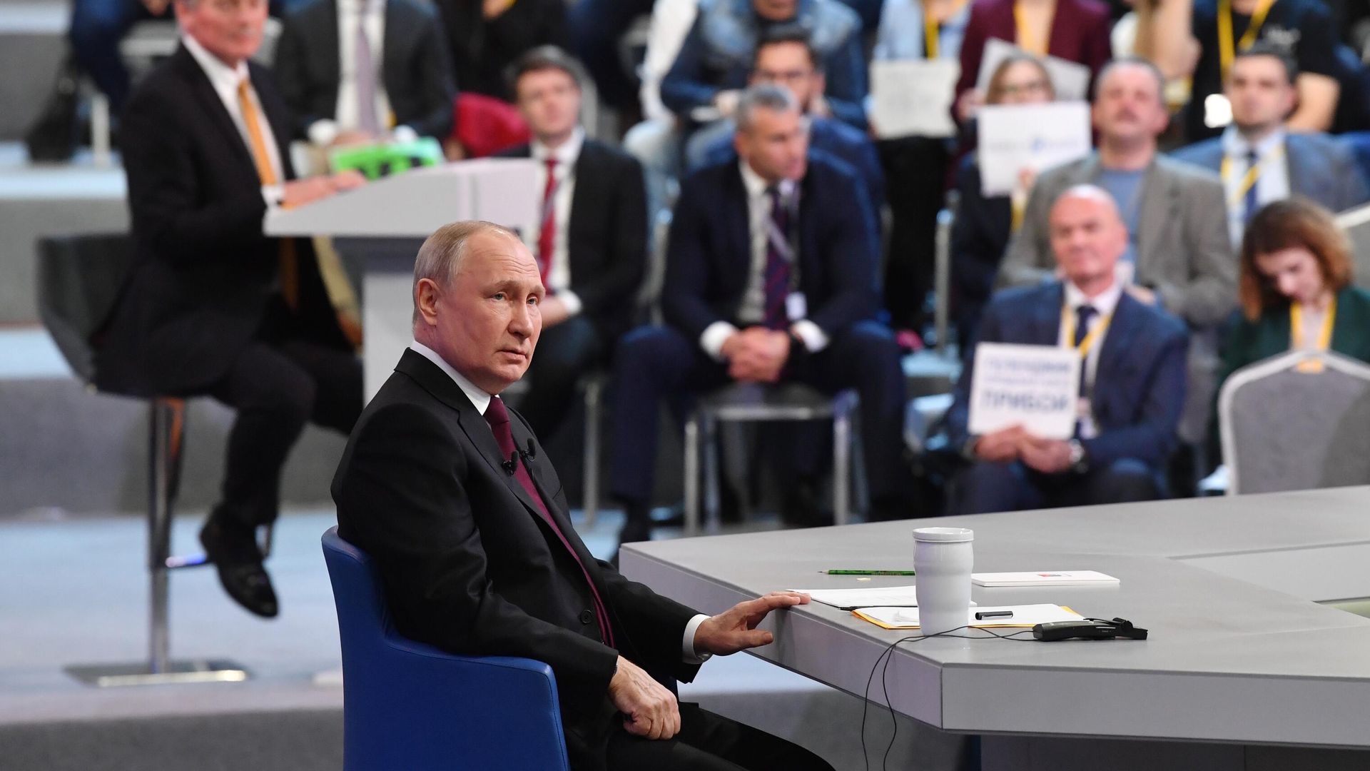 Президент РФ Владимир Путин проводит совместную прямую линию с гражданами и большую пресс-конференцию с журналистами в Гостином Дворе Президент РФ Владимир Путин проводит совместную прямую линию с гражданами и большую пресс-конференцию с журналистами в Гостином Дворе - РИА Новости, 1920, 14.12.2023