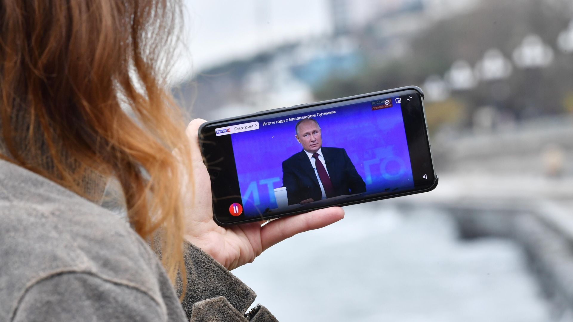Жительница Симферополя смотрит трансляцию Прямой линии и большой пресс-конференции президента РФ Владимира Путина Жительница Симферополя смотрит трансляцию Прямой линии и большой пресс-конференции президента РФ Владимира Путина - РИА Новости, 1920, 14.12.2023