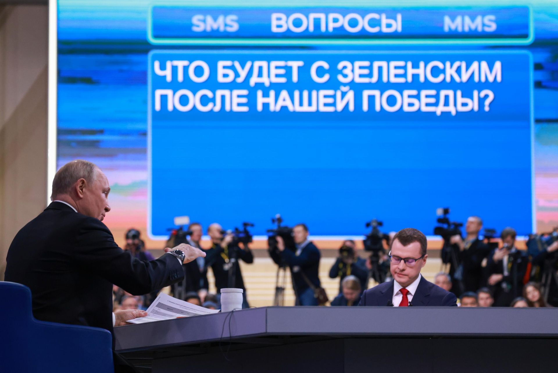 Президент РФ Владимир Путин проводит совместную прямую линию с гражданами и большую пресс-конференцию с журналистами в Гостином Дворе - РИА Новости, 1920, 18.12.2024