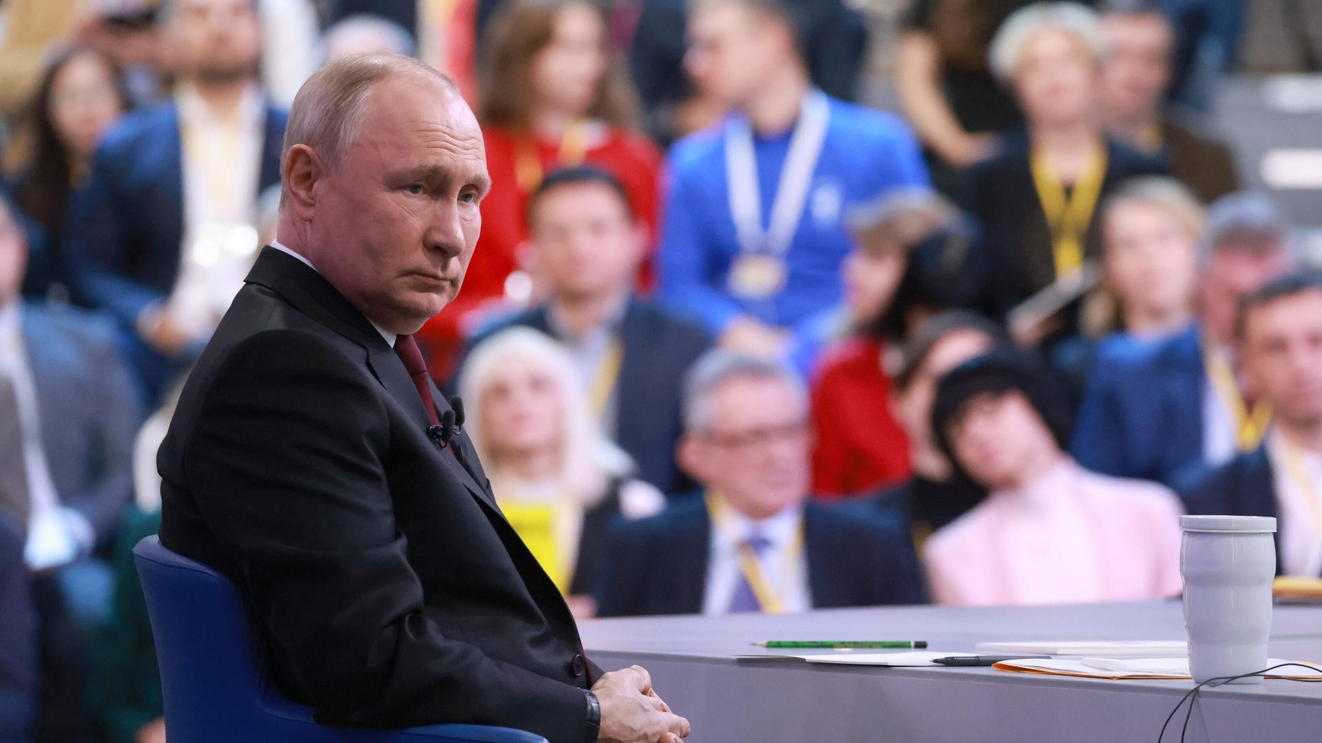 Президент РФ Владимир Путин проводит совместную прямую линию с гражданами и большую пресс-конференцию с журналистами в Гостином Дворе Президент РФ Владимир Путин проводит совместную прямую линию с гражданами и большую пресс-конференцию с журналистами в Гостином Дворе - РИА Новости, 1920, 14.12.2023