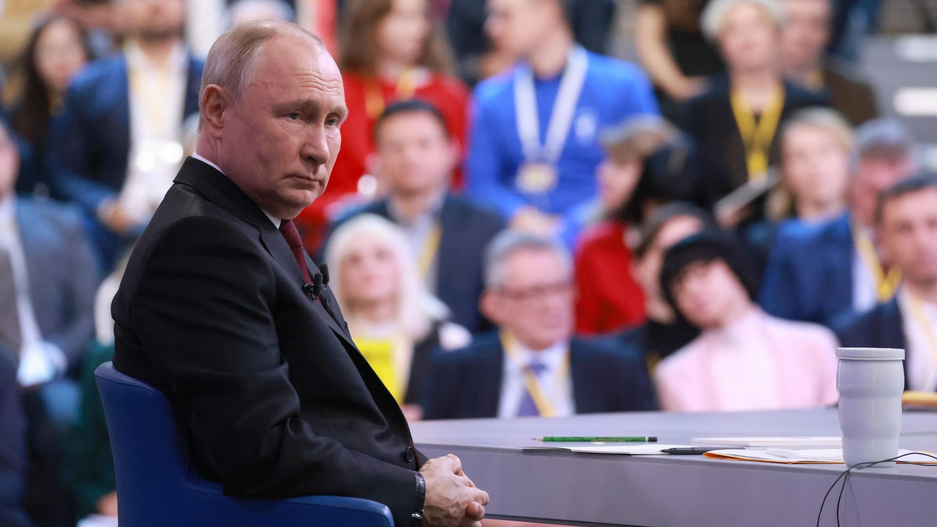 Президент РФ Владимир Путин проводит совместную прямую линию с гражданами и большую пресс-конференцию с журналистами в Гостином Дворе Президент РФ Владимир Путин проводит совместную прямую линию с гражданами и большую пресс-конференцию с журналистами в Гостином Дворе - РИА Новости, 1920, 14.12.2023