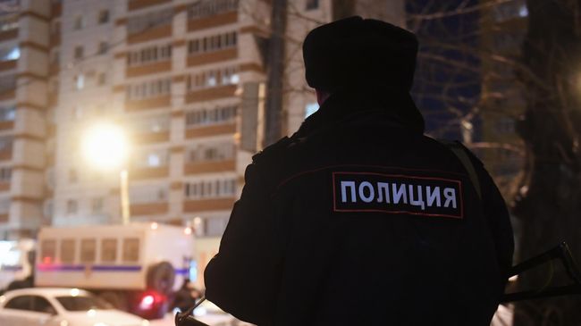 Сотрудник правоохранительных органов у одного из жилых домов