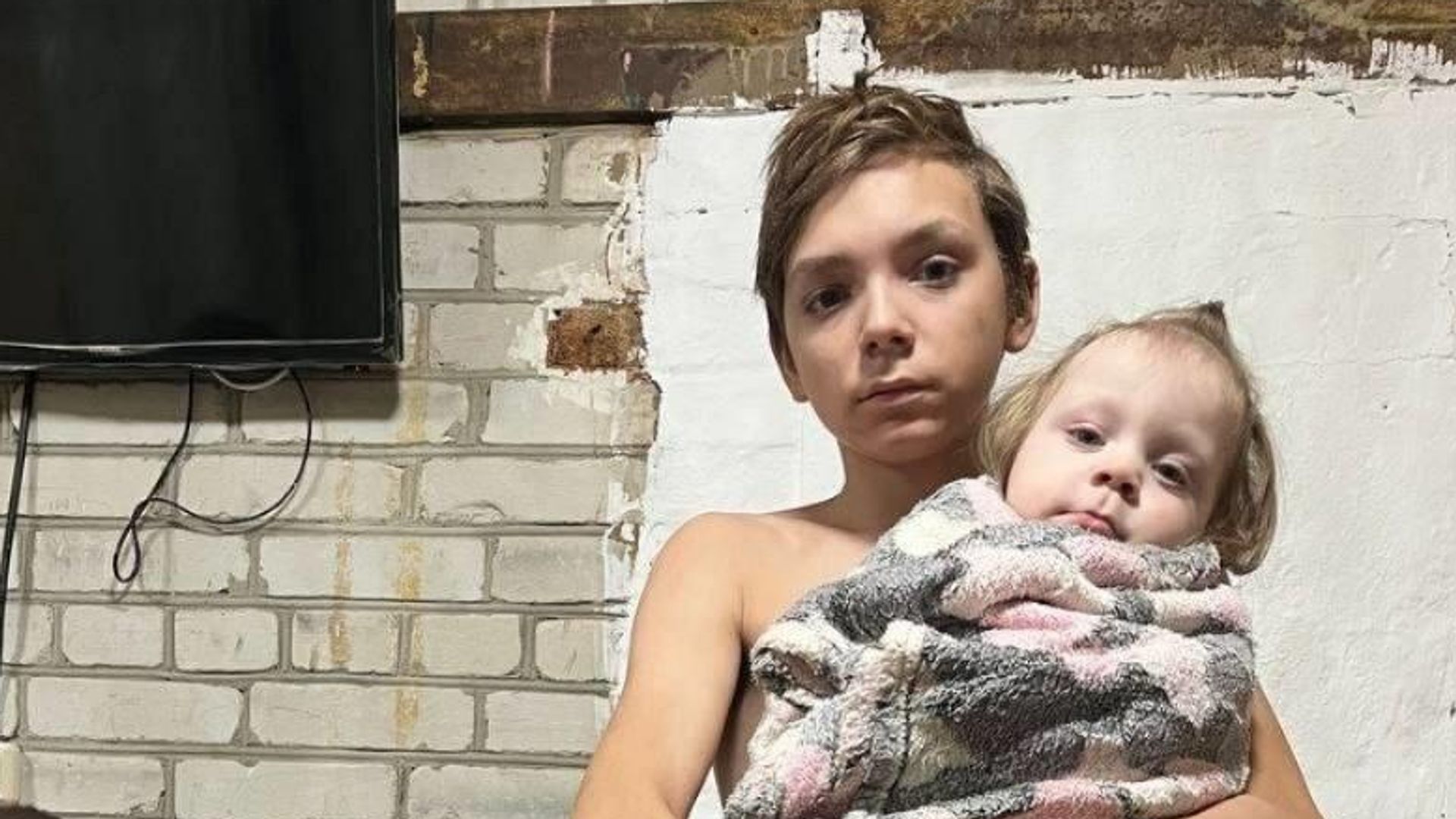 Школьник в Кургане вытащил из загоревшегося жилого дома своих двух маленьких братьев и сестру Школьник в Кургане вытащил из загоревшегося жилого дома своих двух маленьких братьев и сестру - РИА Новости, 1920, 15.12.2023