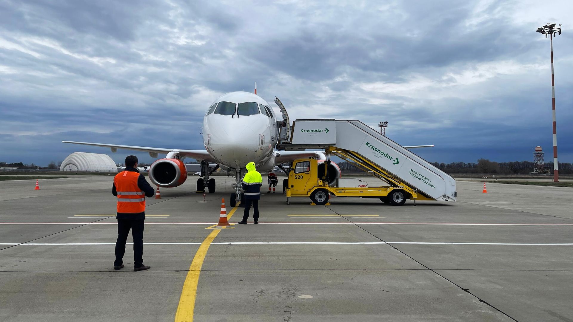 Самолет Superjet 100 авиакомпании Азимут, совершивший тестовый рейс из Минеральных Вод в Краснодар. 15 декабря 2023 - РИА Новости, 1920, 15.12.2023