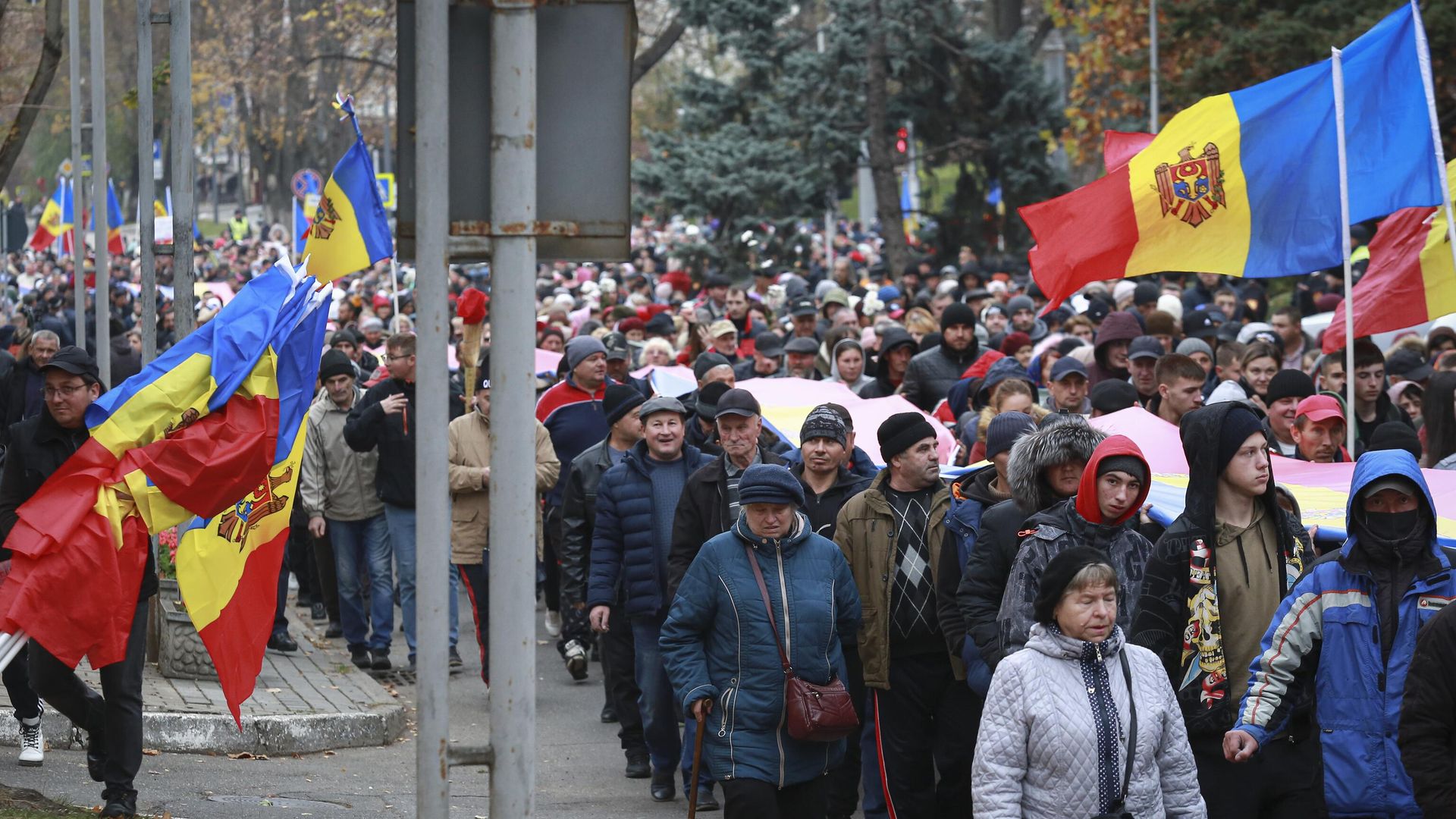 Люди во время акции протеста в Кишиневе Люди во время акции протеста в Кишиневе - РИА Новости, 1920, 03.11.2024