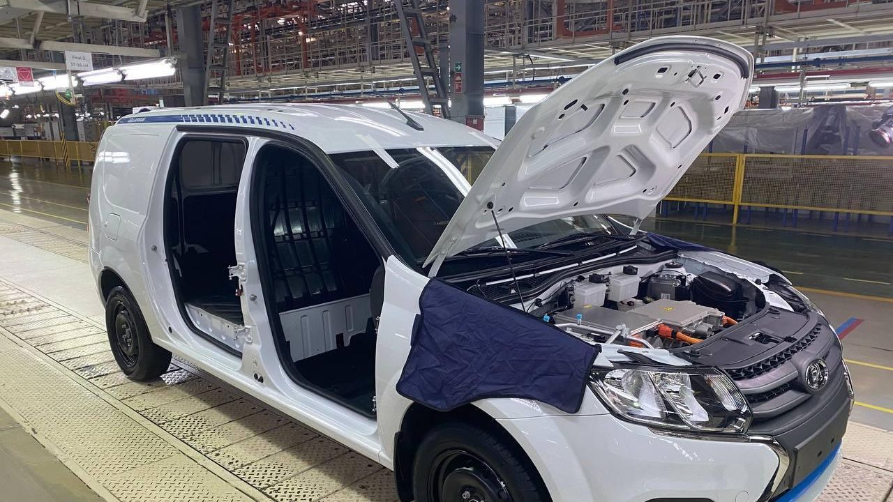 Производство опытной партии электромобилей Lada e-Largus на заводе в Ижевске - РИА Новости, 1920, 16.04.2024