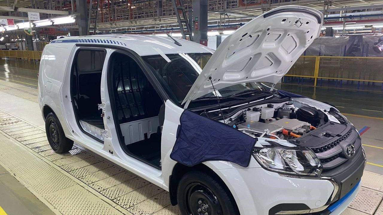 Производство опытной партии электромобилей Lada e-Largus на заводе в Ижевске - РИА Новости, 1920, 16.04.2024
