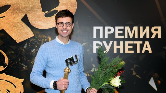 Руководитель центра Дирекции новых медиа медиагруппы Россия сегодня Даниил Кононенко, получивший награду в номинации Подкасты и цифровой контент, на торжественной церемонии вручения XX Премии рунета в Москве. Руководитель центра Дирекции новых медиа медиагруппы Россия сегодня Даниил Кононенко, получивший награду в номинации Подкасты и цифровой контент, на торжественной церемонии вручения XX Премии рунета в Москве.