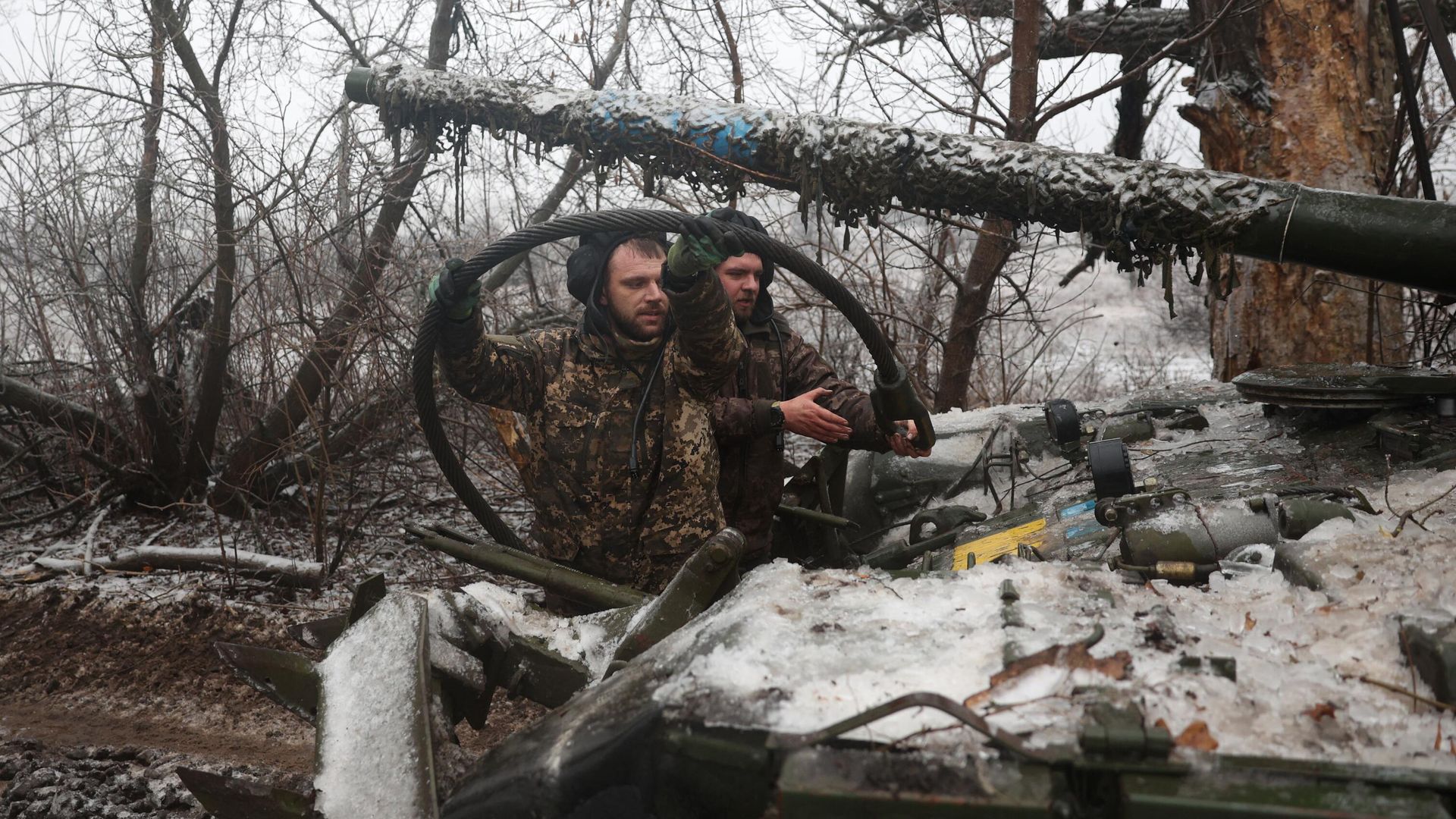 Украинские военнослужащие около танка Украинские военнослужащие около танка - РИА Новости, 1920, 16.12.2023