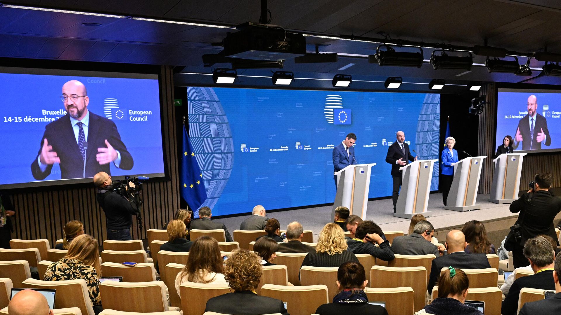 Лидеры Евросоюза во время пресс-конференции по итогам саммита в Брюсселе, проходившего 14-15 декабря Лидеры Евросоюза во время пресс-конференции по итогам саммита в Брюсселе, проходившего 14-15 декабря - РИА Новости, 1920, 16.12.2023