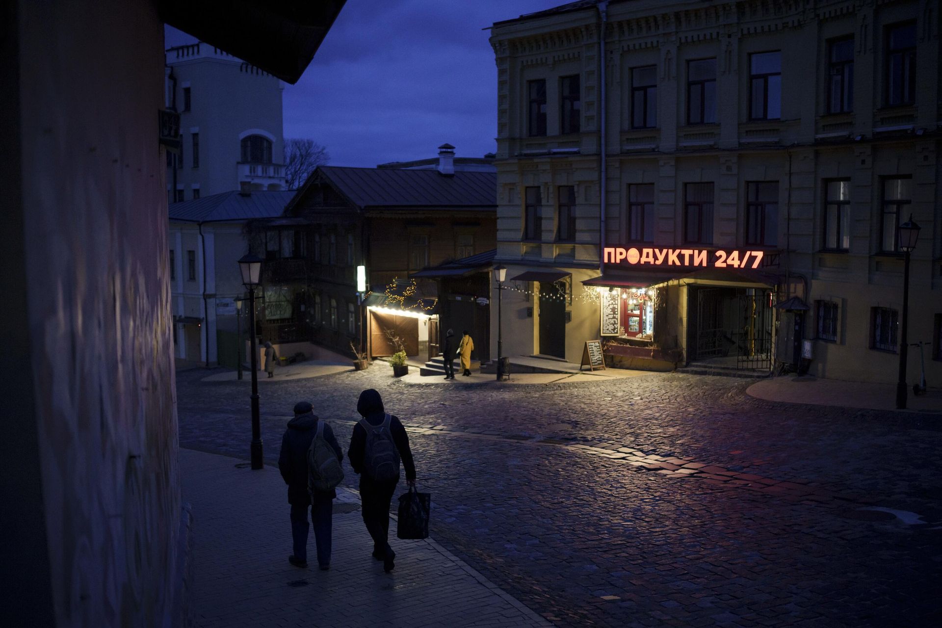 Неосвещенная улица в центре Киева, Украина Неосвещенная улица в центре Киева, Украина - РИА Новости, 1920, 22.05.2024