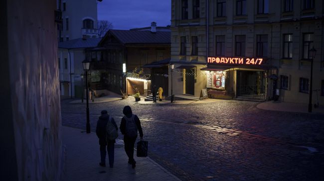 Неосвещенная улица в центре Киева, Украина
