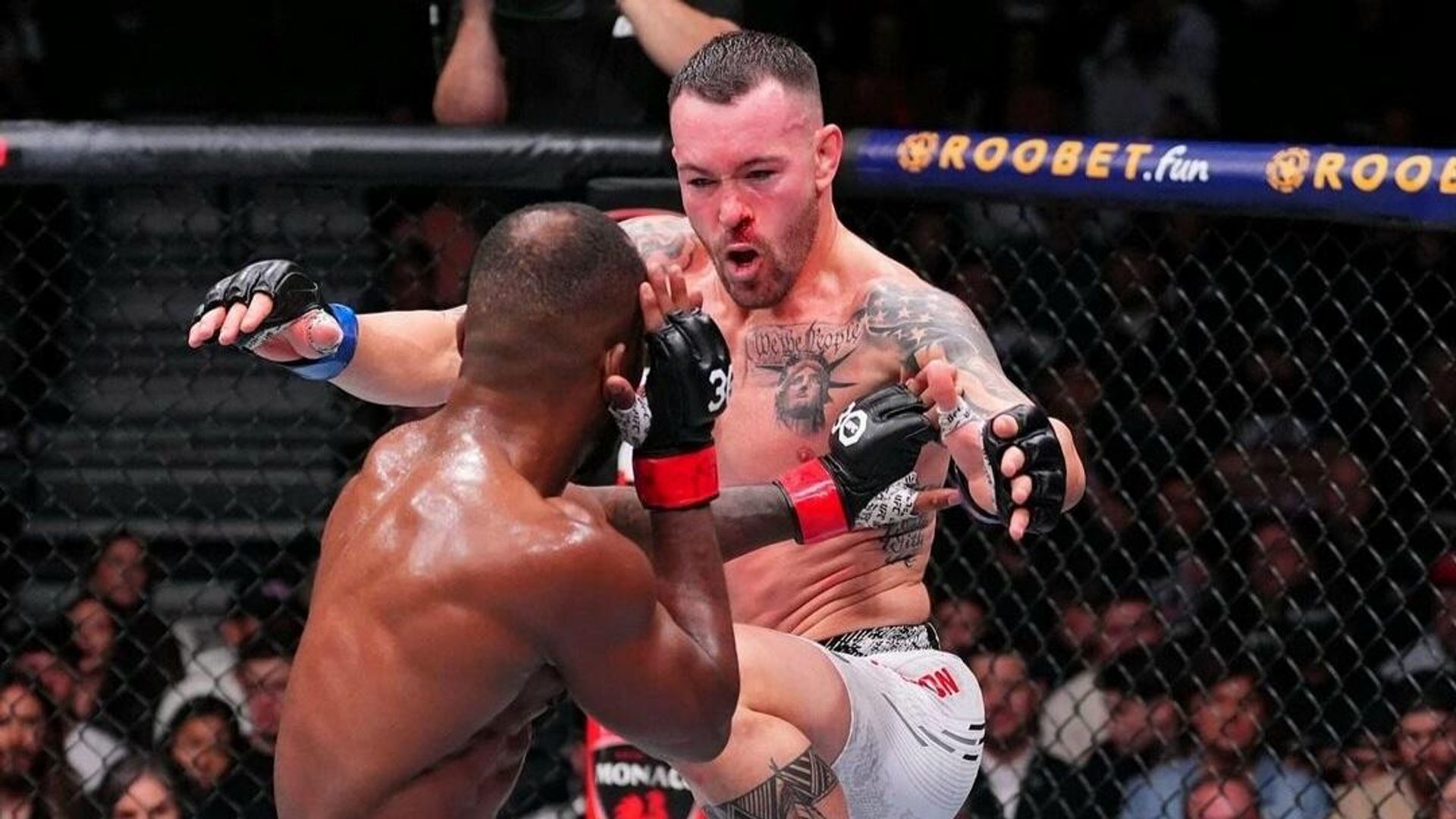 Эпизод боя Эдвардса против Ковингтона на UFC 296 Эпизод боя Эдвардса против Ковингтона на UFC 296 - РИА Новости, 1920, 17.12.2023
