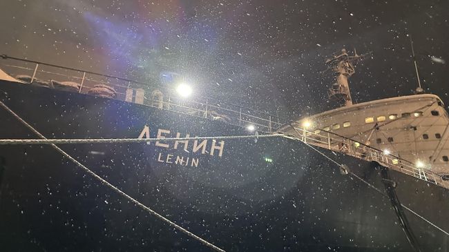 Легендарный ледокол. Советуем отправить открытки с борта