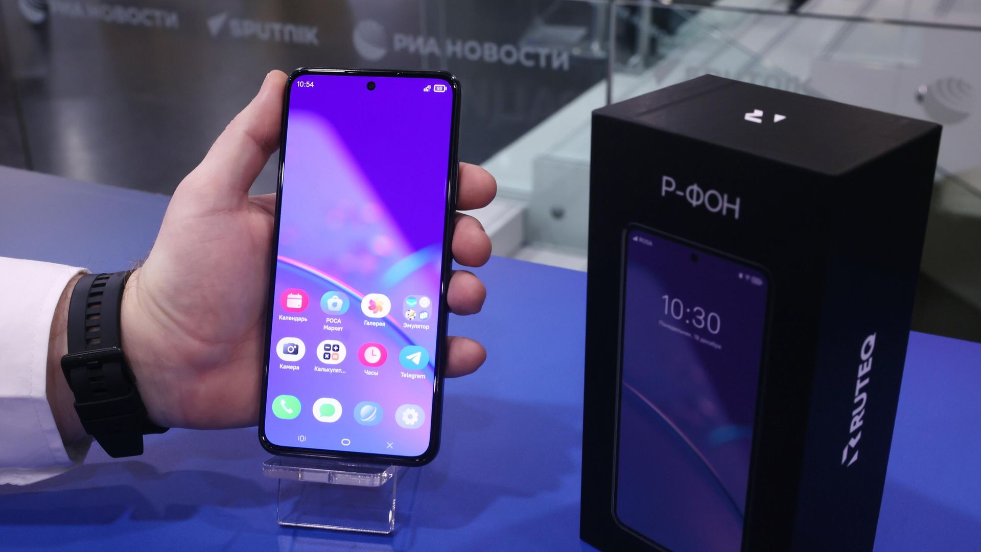 Презентация российского смартфона Р-ФОН Презентация российского смартфона Р-ФОН - РИА Новости, 1920, 01.09.2024