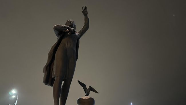 Один из новых, но уже любимых памятников – Ждущая