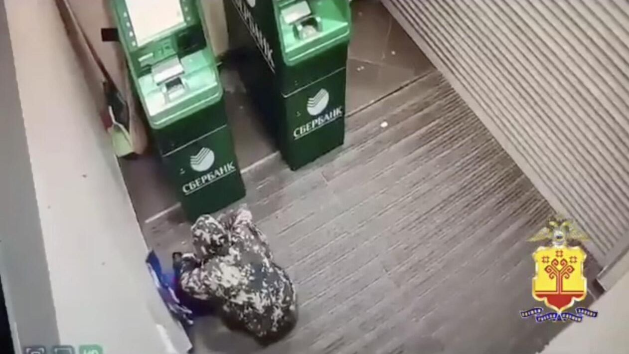 Попытка вскрытия банкомата самообслуживания в одном из офисов Сбера в городе Канаш. Кадр видео Попытка вскрытия банкомата самообслуживания в одном из офисов Сбера в городе Канаш. Кадр видео - РИА Новости, 1920, 18.12.2023