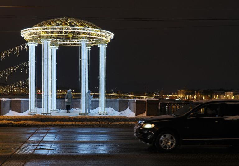 Украшенный к Новому году Дворцовый мост в Санкт-Петербурге Украшенный к Новому году Дворцовый мост в Санкт-Петербурге