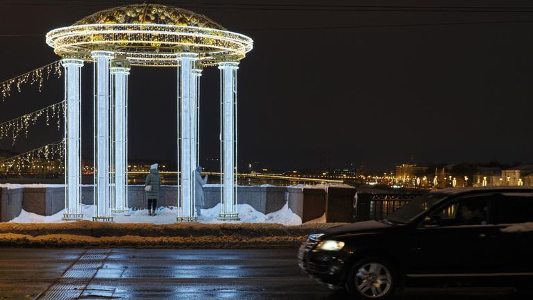 Украшенный к Новому году Дворцовый мост в Санкт-Петербурге