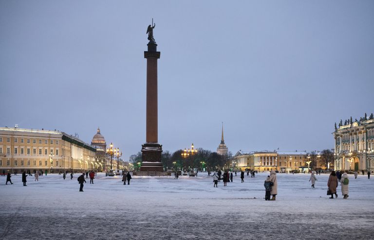 Люди на Дворцовой площади Санкт-Петербурга Люди на Дворцовой площади Санкт-Петербурга