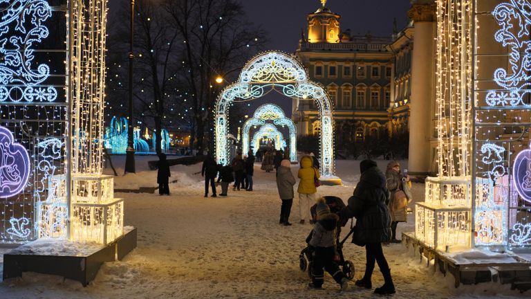 Новогодняя подсветка сада Зимнего Дворца в Санкт-Петербурге