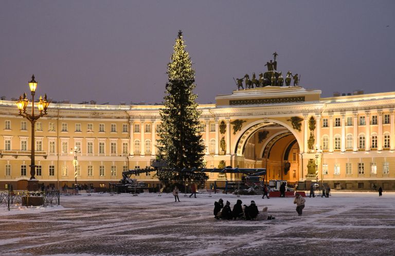 Украшение главной елки Санкт-Петербурга на Дворцовой площади Украшение главной елки Санкт-Петербурга на Дворцовой площади