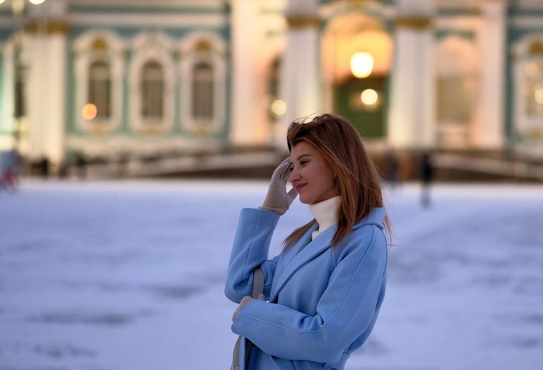 Девушка на Дворцовой площади Санкт-Петербурга Девушка на Дворцовой площади Санкт-Петербурга