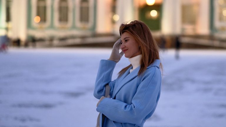 Девушка на Дворцовой площади Санкт-Петербурга