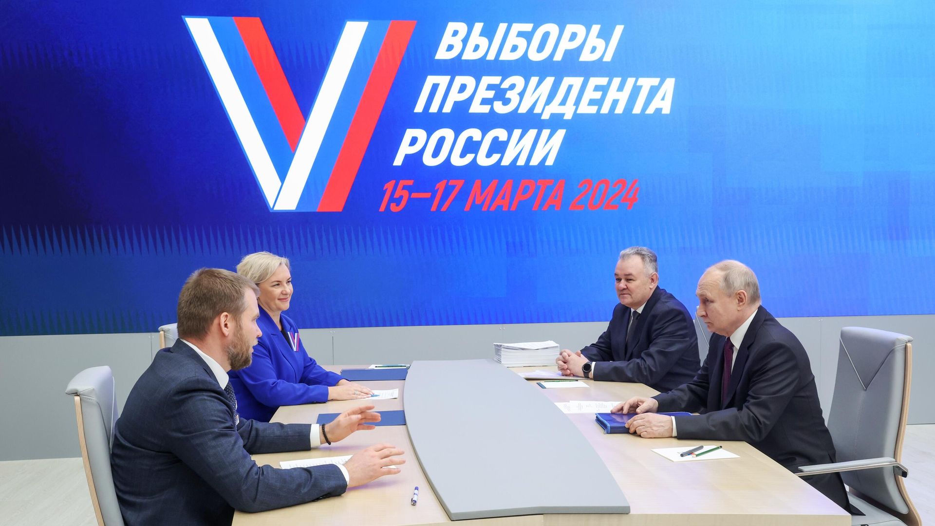 Действующий президент РФ Владимир Путин подает документы в Центральной избирательной комиссии РФ для регистрации кандидатом на пост президента РФ на выборах 2024 года Действующий президент РФ Владимир Путин подает документы в Центральной избирательной комиссии РФ для регистрации кандидатом на пост президента РФ на выборах 2024 года - РИА Новости, 1920, 21.12.2023