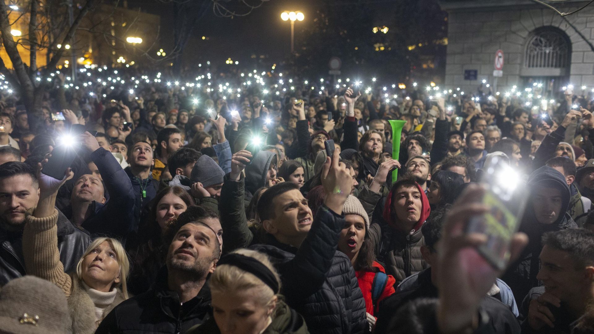 Протестующие у здания избирательной комиссии в Белграде Протестующие у здания избирательной комиссии в Белграде - РИА Новости, 1920, 20.12.2023