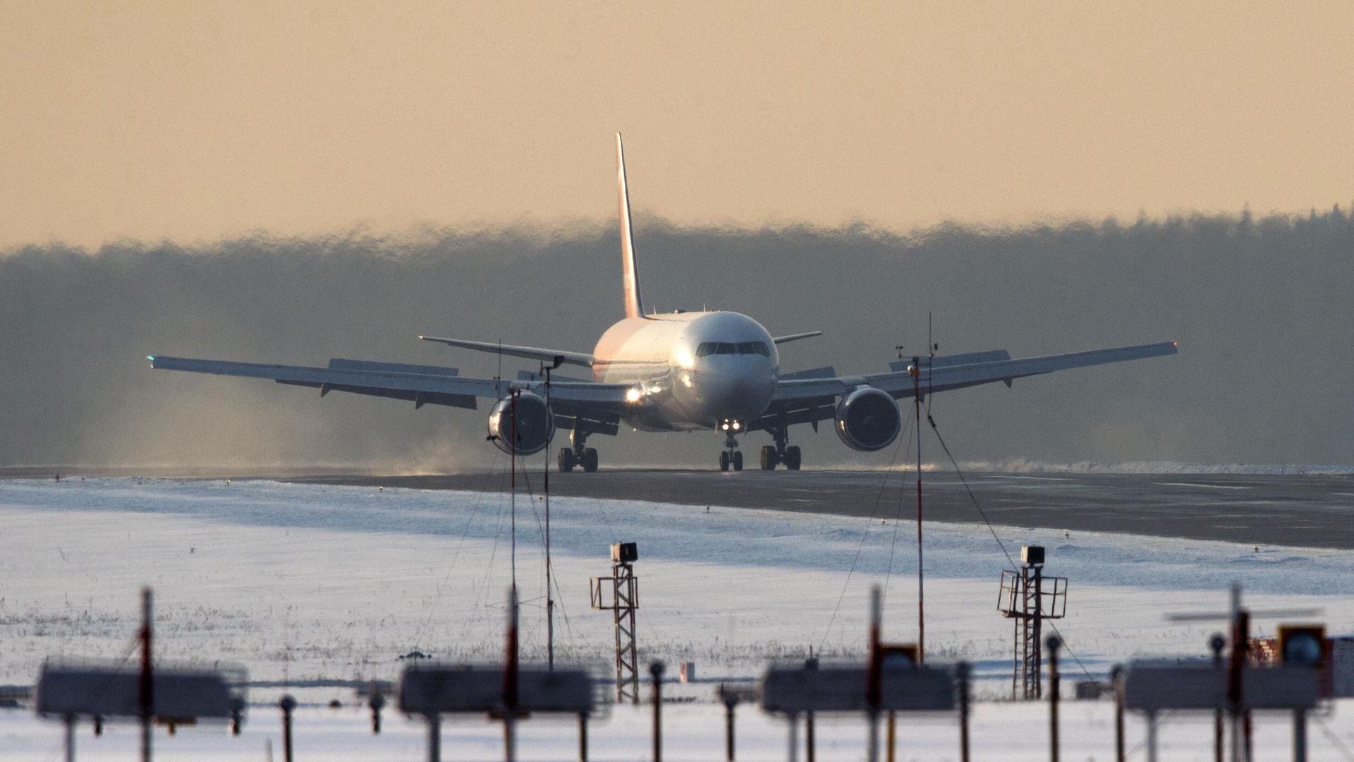 Самолет Airbus A321 авиакомпании Nordwind после приземления в международном аэропорту Шереметьево Самолет Airbus A321 авиакомпании Nordwind после приземления в международном аэропорту Шереметьево - РИА Новости, 1920, 19.12.2023
